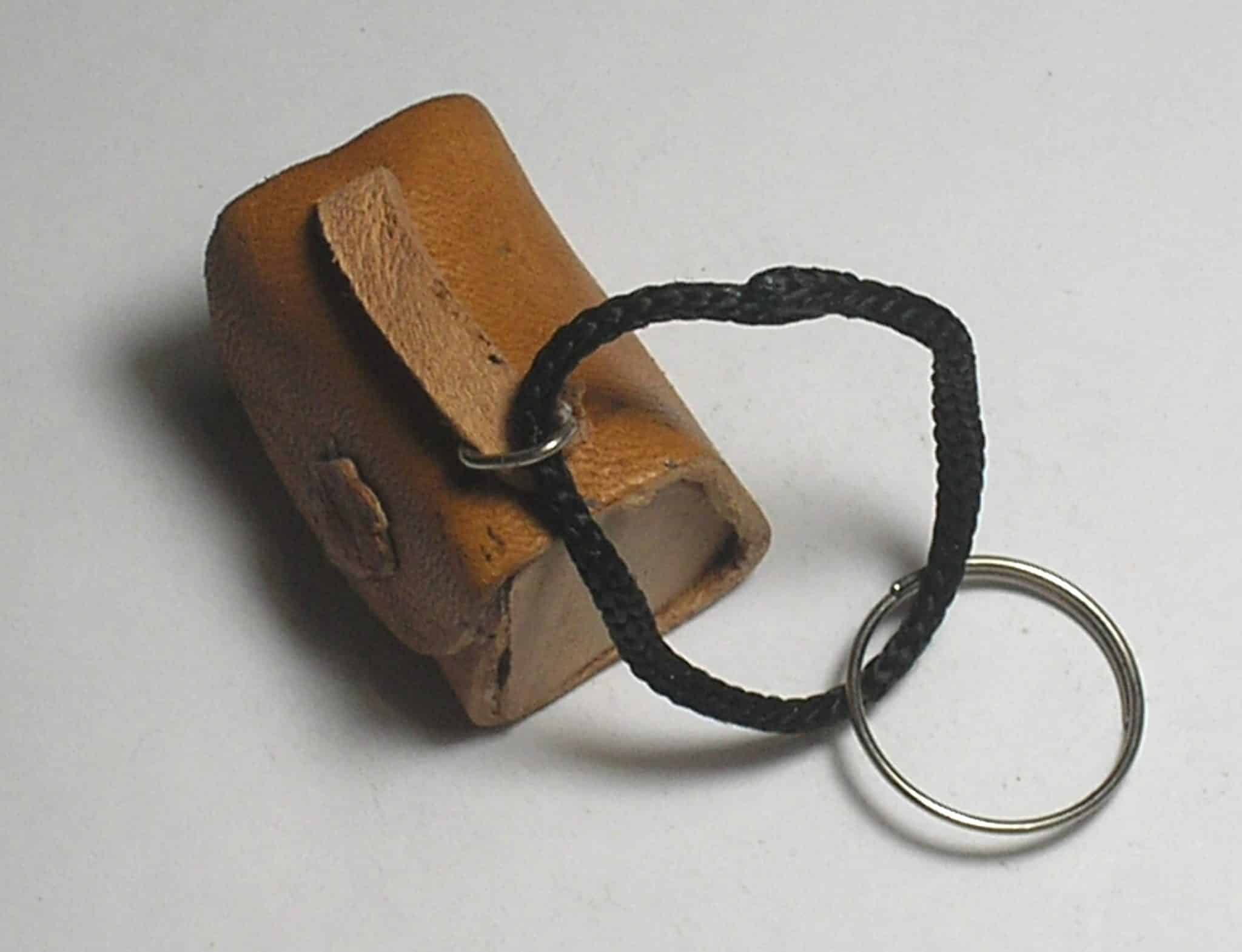 | Casa do Colecionador Chaveiro Bolsa feito exclusivamente com legítimo couro cru- linda peça pra coleção de chaveiros. ( Para os copocleifilista. )