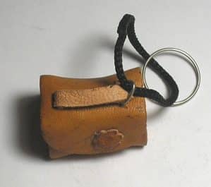 Chaveiro Bolsa feito exclusivamente com legítimo couro cru- linda peça pra coleção de chaveiros. ( Para os copocleifilista. )