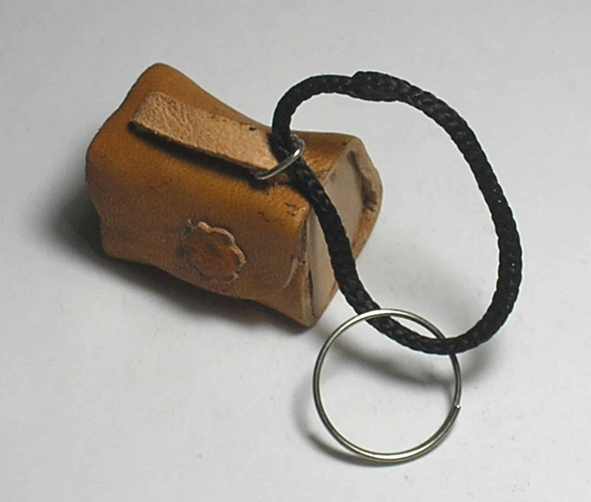 | Casa do Colecionador Chaveiro Bolsa feito exclusivamente com legítimo couro cru- linda peça pra coleção de chaveiros. ( Para os copocleifilista. )