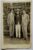 Fotografia Antiga Década 1920/30 – Três Homens Elegantes Frente a Parede de Pedra – Identificados no Verso